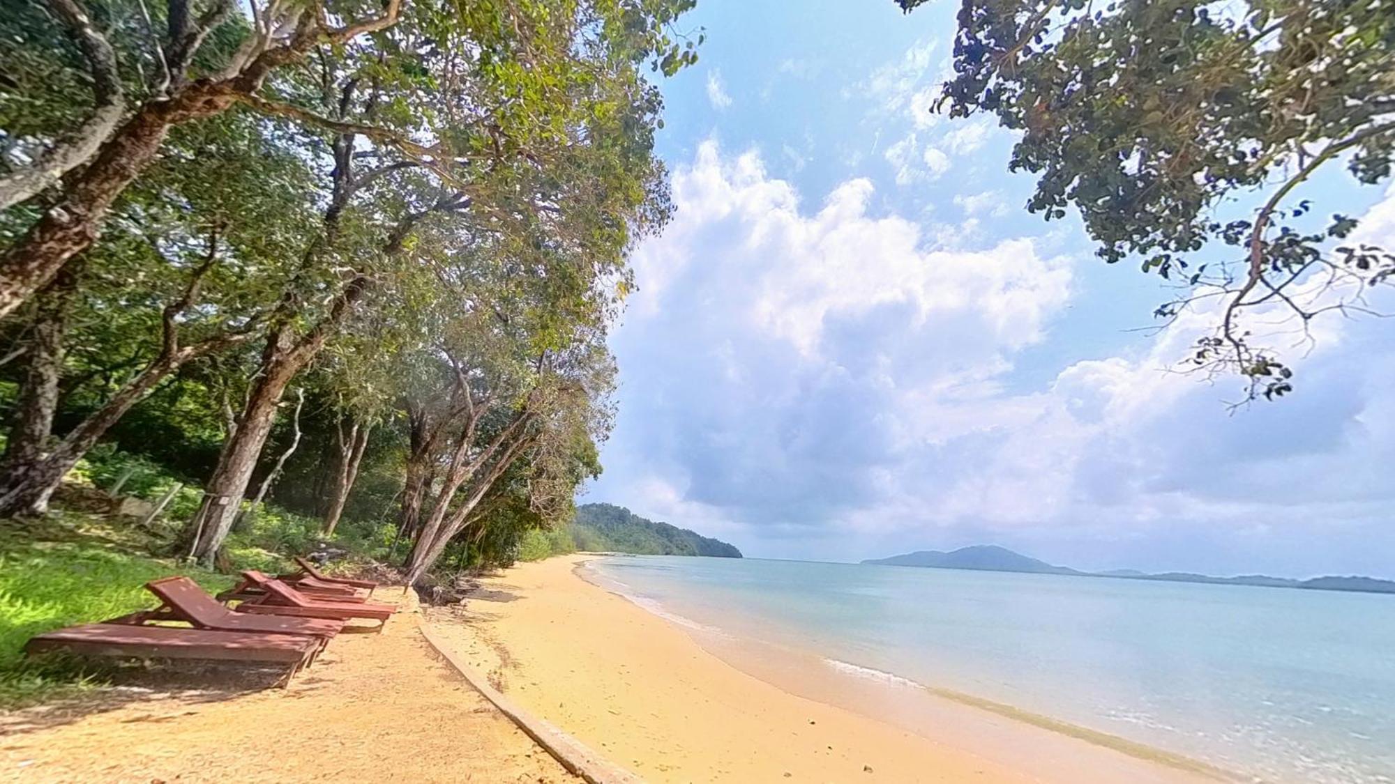 Phayamas Private Beach Resort And Island Brew - Adults Only Koh Phayam Bagian luar foto