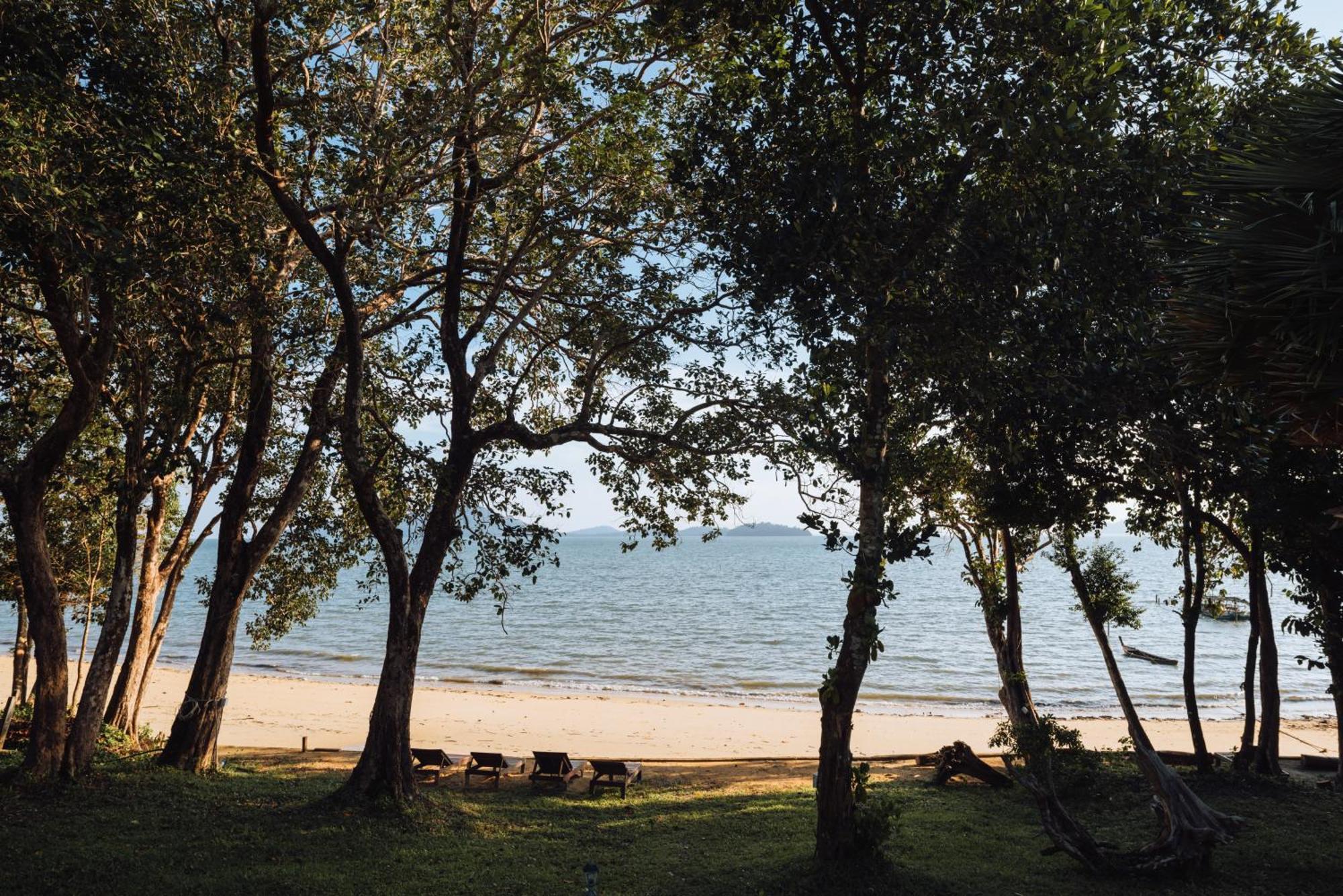 Phayamas Private Beach Resort And Island Brew - Adults Only Koh Phayam Bagian luar foto